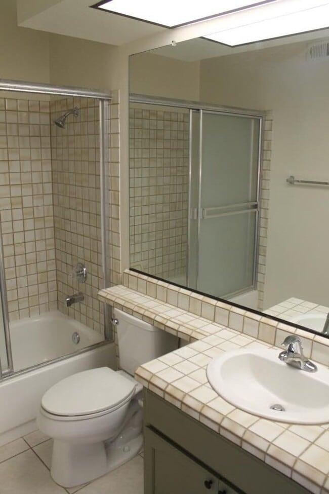 Building Photo - 3Bed/2.5Bath Townhome off Poinsettia!~ Briarwood