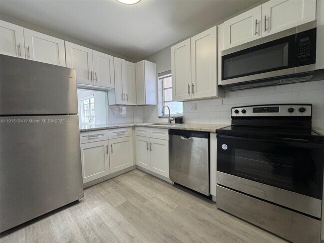 Building Photo - 2200 E Hallandale Beach Blvd