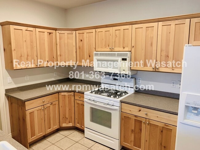 Building Photo - Cute 3 Bedroom 2 Bath Condo with a View!