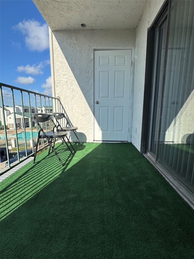 Building Photo - 2824 S Bartell Dr