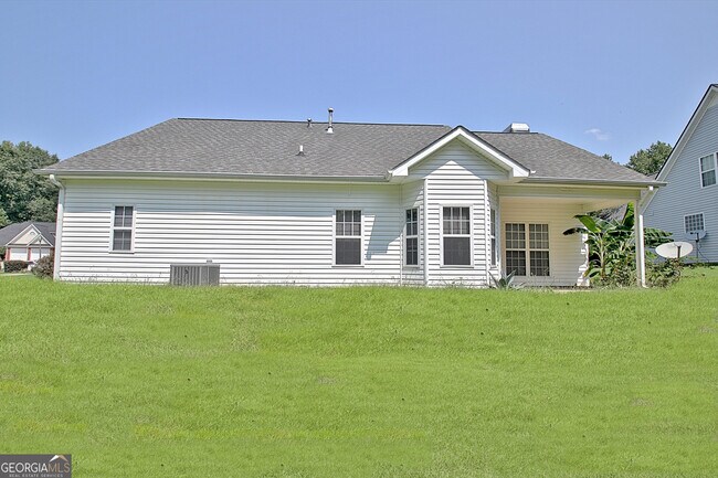 Building Photo - 77 Pine Crescent