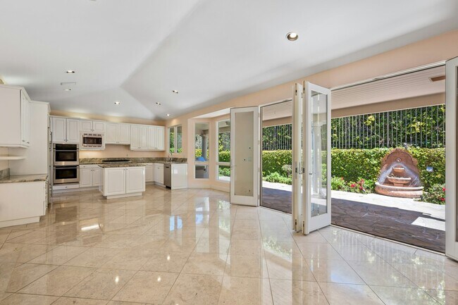 Building Photo - 408 Pso Miramar