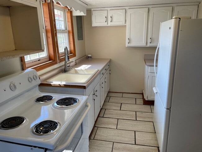 Building Photo - Quiet Country Living - 2BR / 2BA