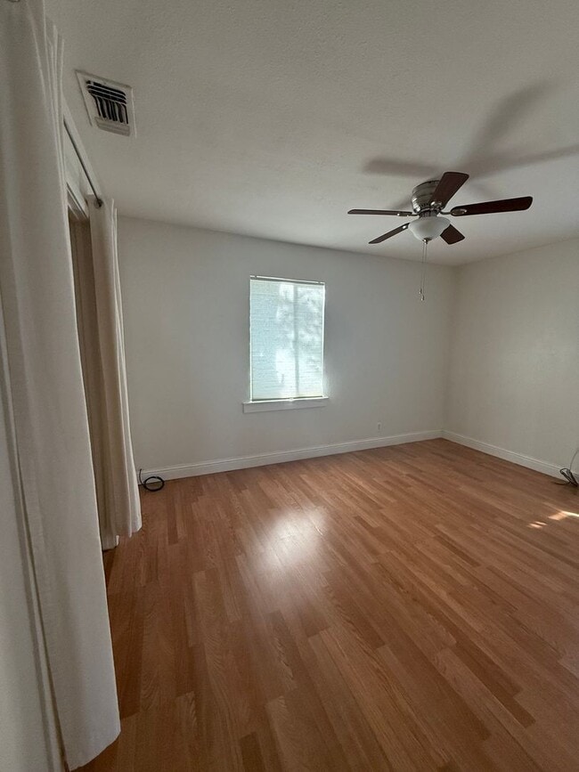 Building Photo - Nice 3/1 in North City Farms