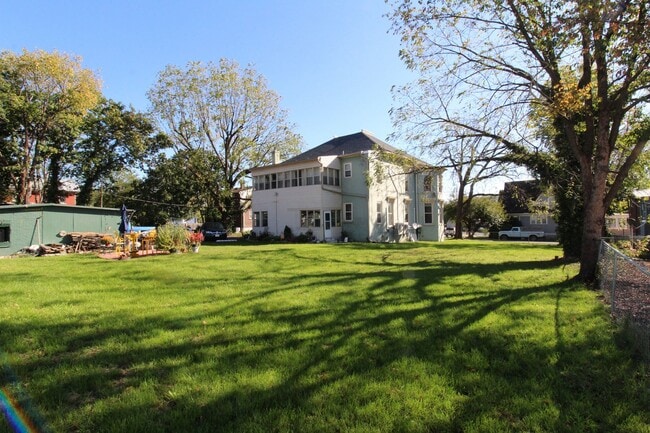 Building Photo - 1 bed, 1 bath apartment for rent in Downtown Harrisonburg!