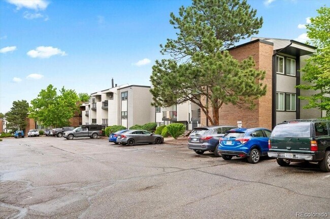 Building Photo - 1400 Golden Cir