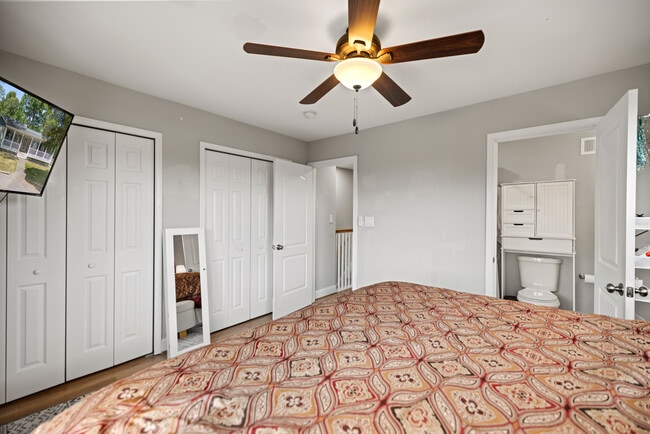 Building Photo - 5519 5th St NE