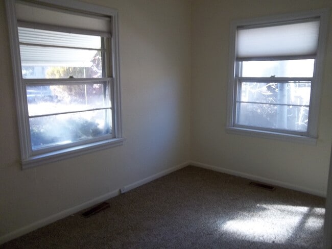 Building Photo - VIDEOTOUR: Don't Blink, This will be gone! PETS WELCOME