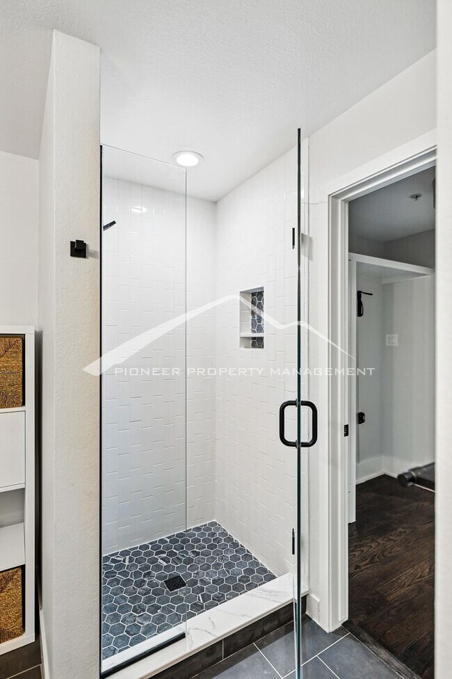 Building Photo - Spacious LoHi Condo with Washer/Dryer and ...