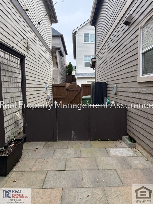 Building Photo - 28857 SW Geneva Loop