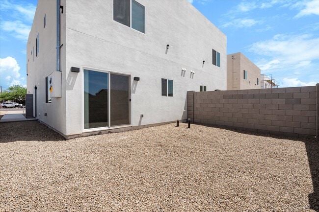 Building Photo - 2551 E Broadway Rd