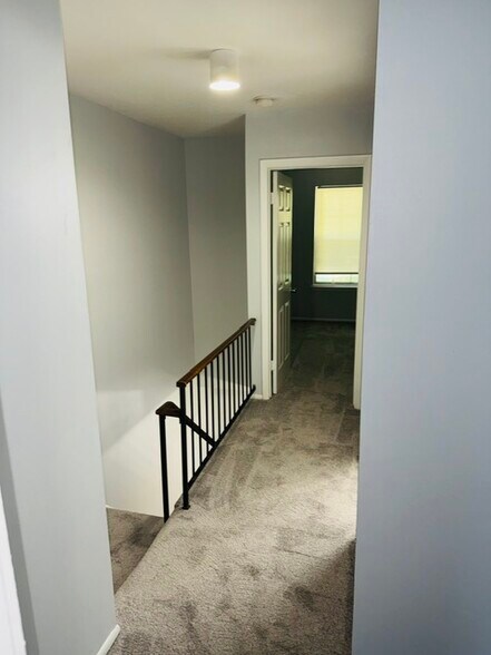 Building Photo - 5 Cherry Manor Ct