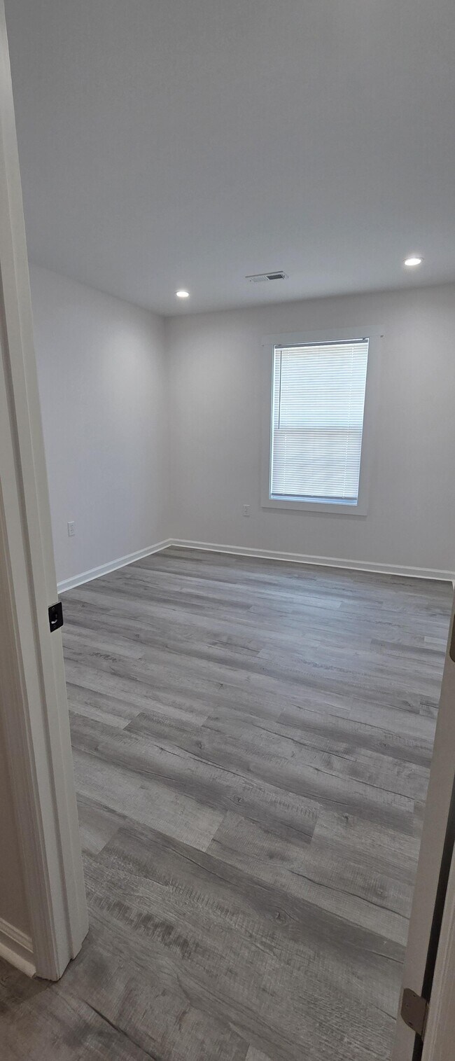 Building Photo - 100 Southburn Dr