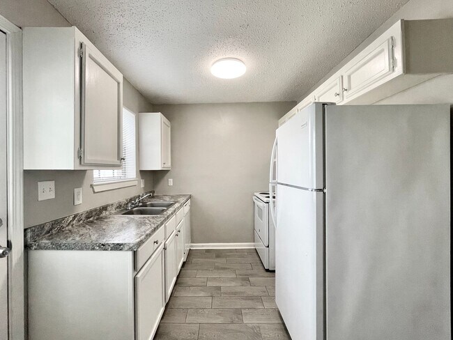 Building Photo - TOWNHOME 2BR   Available 8-7-26