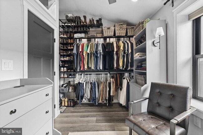 Building Photo - 526 E Thompson St