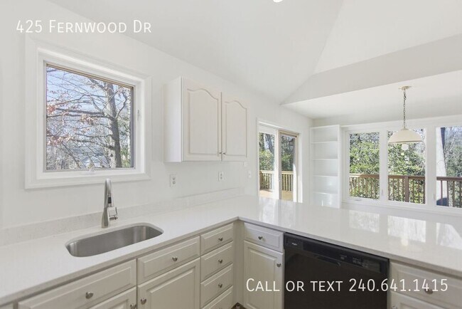 Building Photo - 425 Fernwood Dr