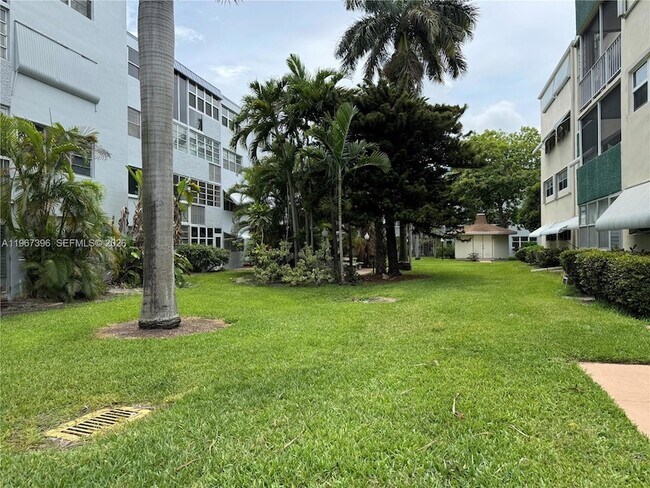 Building Photo - 1333 E Hallandale Beach Blvd