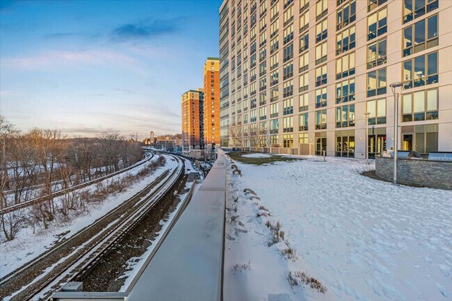 Building Photo - 57 Bank St