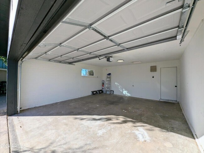 Building Photo - 121 N Flint Cir