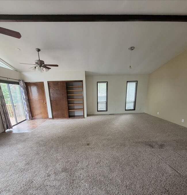 Building Photo - Centrally Located in Richland