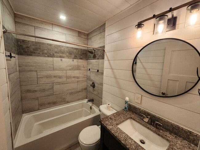 Building Photo - 4 Bedroom in East Moline  MUST SEE!!!