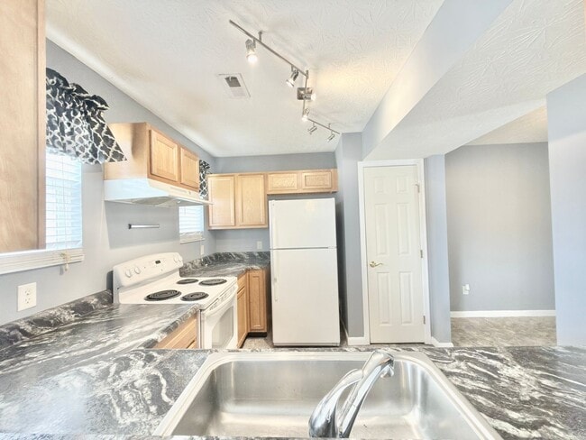 Building Photo - 3-bedroom, 2-bathroom home located in Cincinnati offering a functional layout and practical ameni...