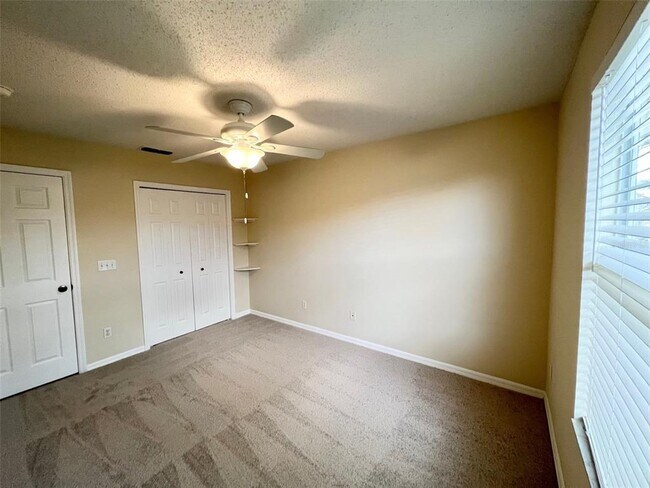 Building Photo - 12735 Somerset Oaks St