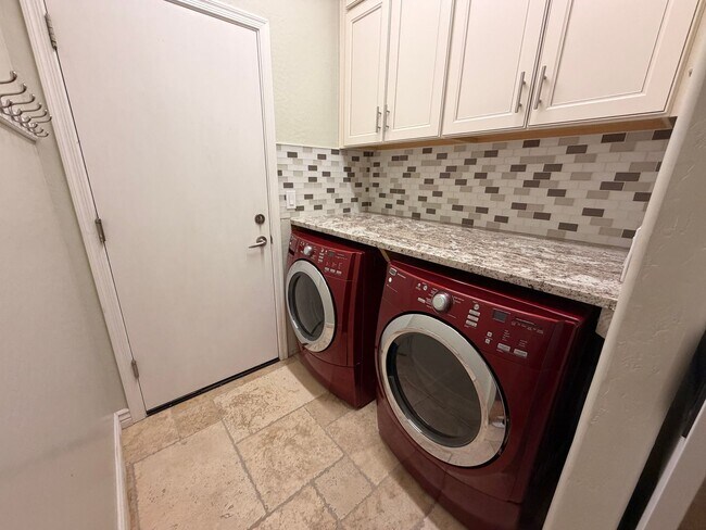 Building Photo - Gorgeous 4Bdm 2.5Ba Anthem Home with a Pool!