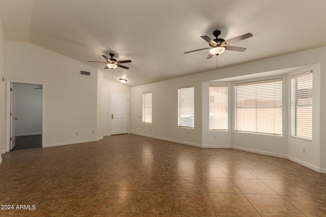 Building Photo - 4634 E Grovers Ave