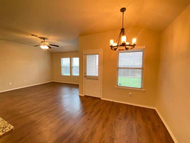 Building Photo - 2105 Meadow Park Dr