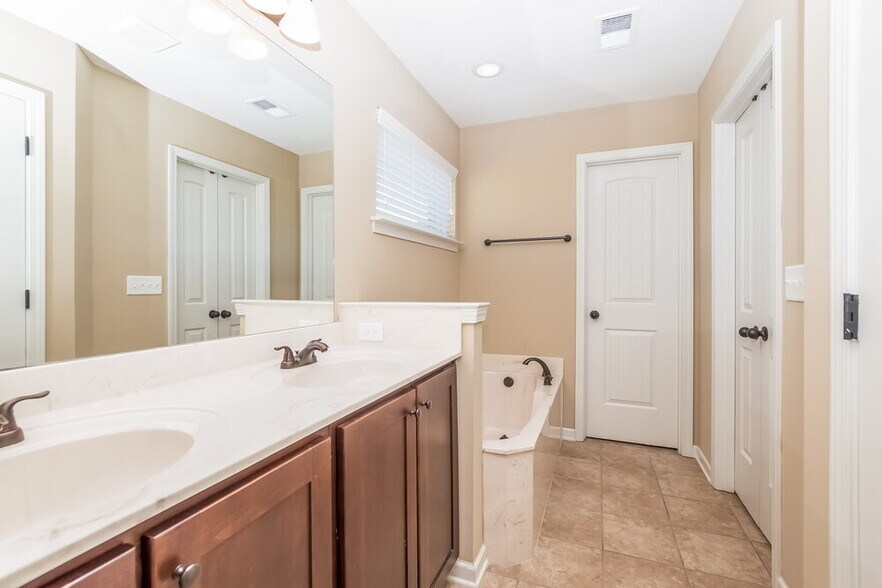 Building Photo - 2729 Miner Cove