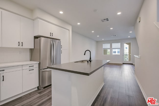 Building Photo - 681 S District Way