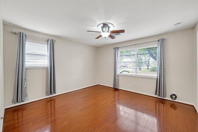 Building Photo - 2319 Blue Willow Dr