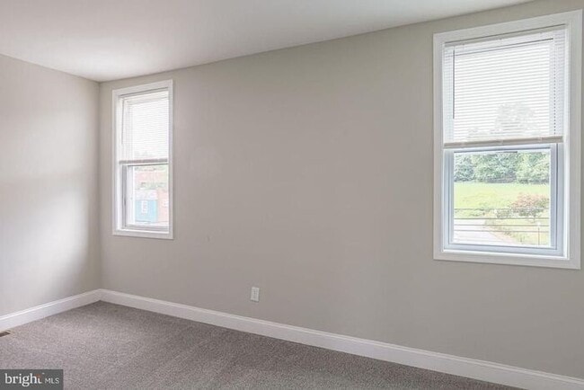 Building Photo - 4 Bedroom Beautiful Home