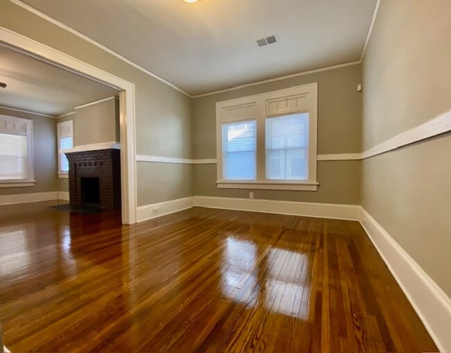 Building Photo - Villa Heights-Belmont Area 2 or 3 bed, 2 b...