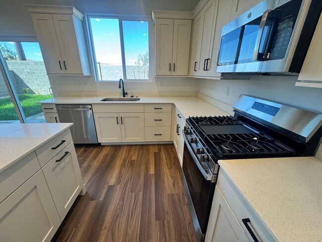 Building Photo - Brand New LARGE S&S Home!!