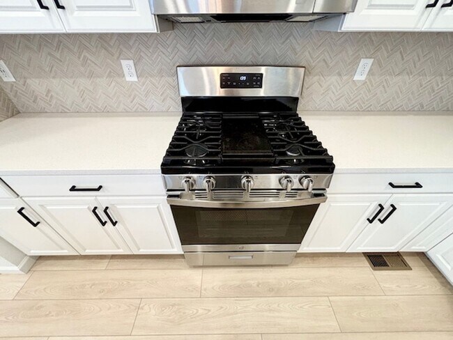 Building Photo - December FREE If Lease Starts By Nov. 15!!