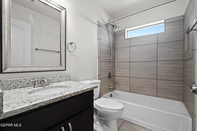 Building Photo - 212 S Manzanita Dr