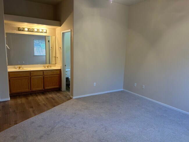 Building Photo - Beautiful 3 Bedroom, 2 Bath Brentwood Home