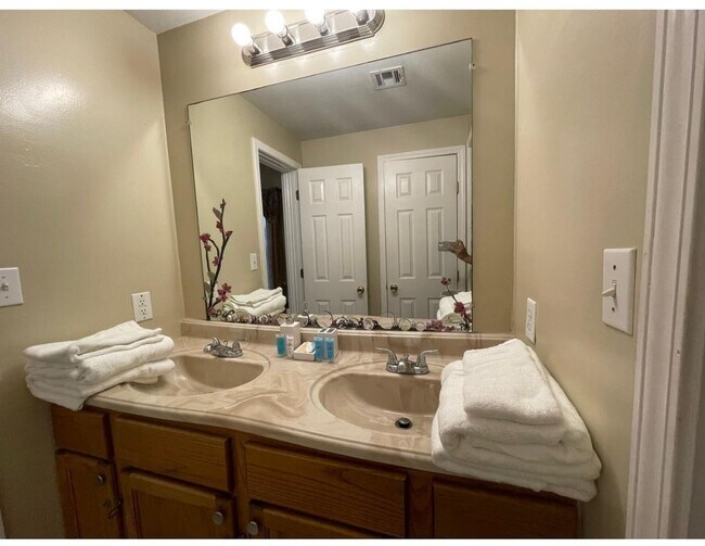 Building Photo - 3 Bedroom Single Family Home in Herndon