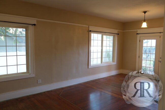 Building Photo - Gorgeous 4bd 1.5bt Home Next to YVC!
