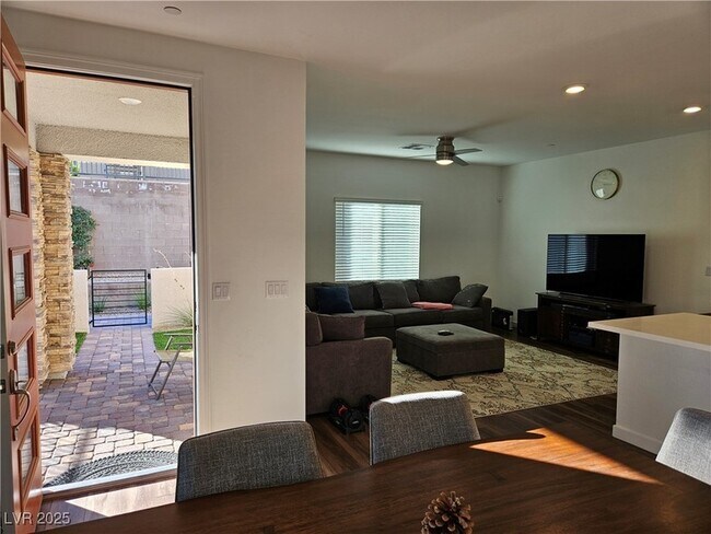 Building Photo - 600 N Carriage Hill Dr