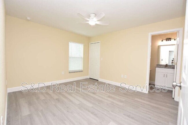 Building Photo - 1111 Mercury Dr E