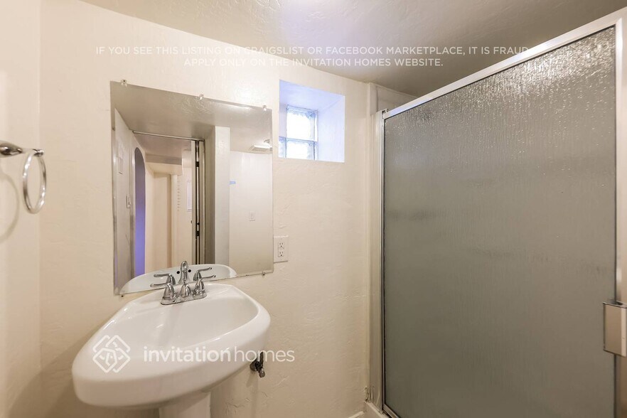 Building Photo - 806 E Amelia Ave