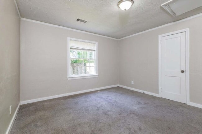 Building Photo - Charming 4 bed 2 bath renovated home