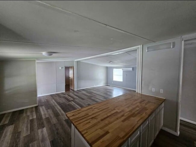 Building Photo - 3/2 Mobile Home with fenced yard