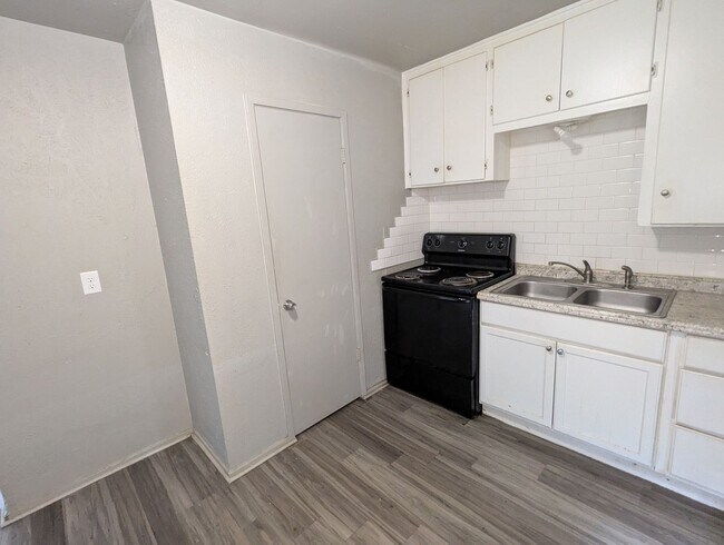 Building Photo - 535 42nd St