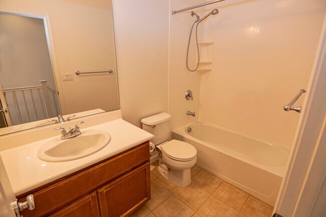 Building Photo - 947 Kestral Way
