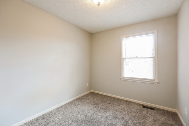Building Photo - 910 Maple St