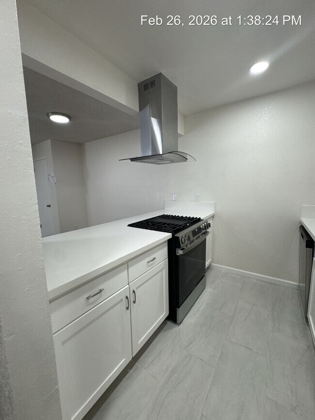 Building Photo - $500 off 1st months rent!  Upstairs unit available now!